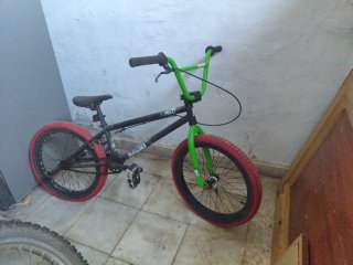 Bicicleta BMX Radio Negra y Verde