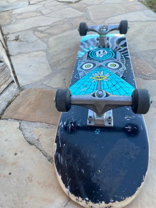 Skate con diseño psicodélico
