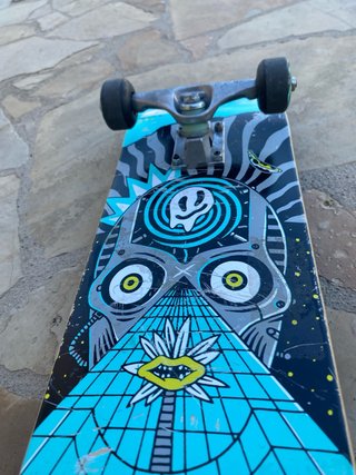Skate con diseño psicodélico