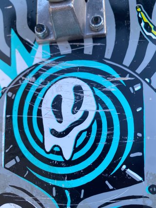 Skate con diseño psicodélico