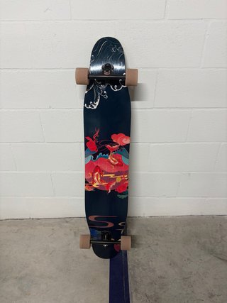 Longboard con diseño de peces Koi