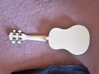 Ukelele Daytona blanco con funda