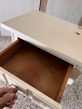 Mesita de noche de madera beige