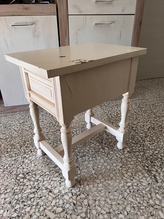 Mesita de noche de madera beige