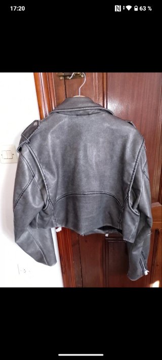 Chaqueta Zara efecto piel gris