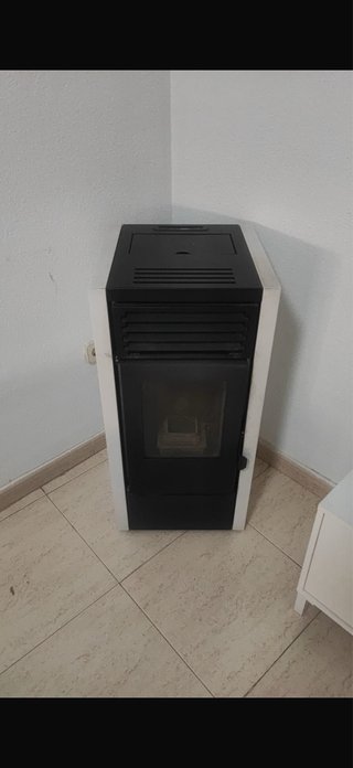 Estufa de pellets negra y blanca