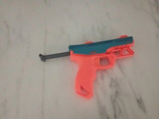 Pistola de juguete naranja y azul sin balas