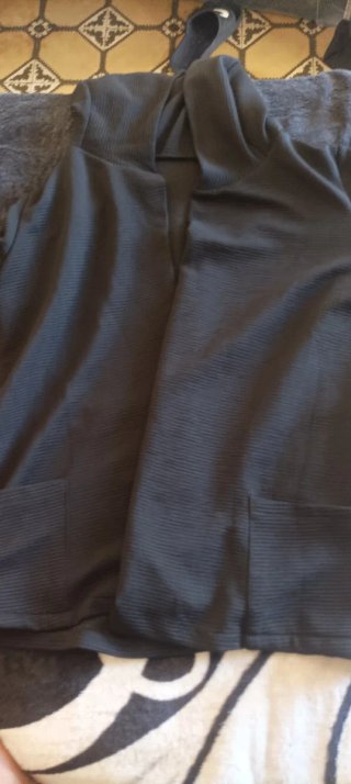 Chaqueta negra con bolsillos