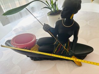 Figura africana antigua en barca