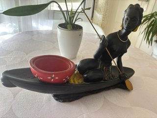 Figura africana antigua en barca