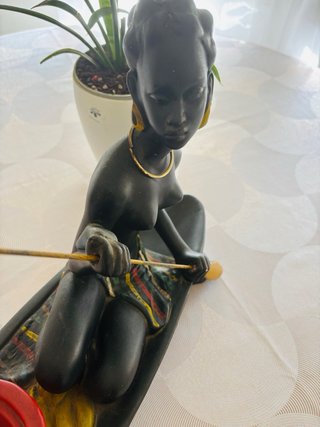 Figura africana antigua en barca