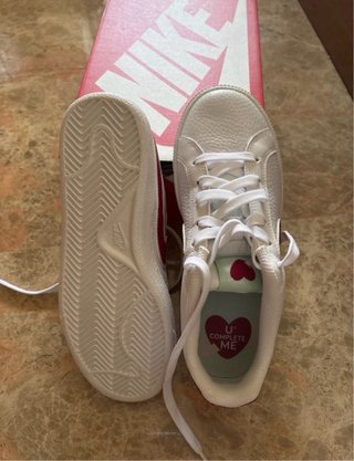 Zapatillas Nike Blancas y Rojas. Talla:36,5