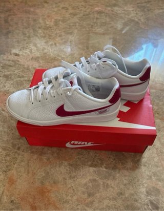 Zapatillas Nike Blancas y Rojas. Talla:36,5