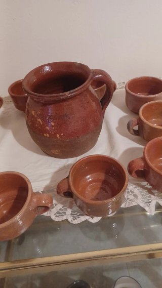 Jarra y 10 tazas de barro