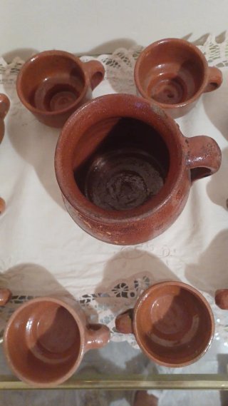 Jarra y 10 tazas de barro