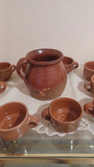 Jarra y 10 tazas de barro