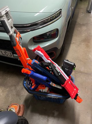 Cesta con 9 Nerf