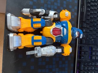 Muñeco robot amarillo y azul