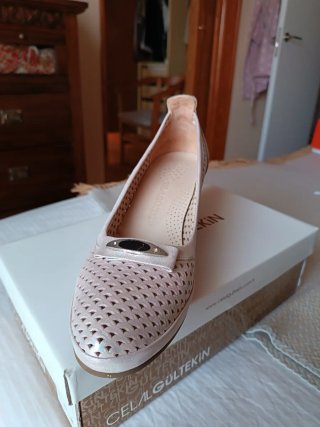 Zapatos Celal Gültekin rosas y plateados