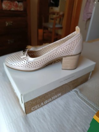 Zapatos Celal Gültekin rosas y plateados