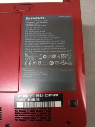 Lenovo portátil rojo con funda de motos