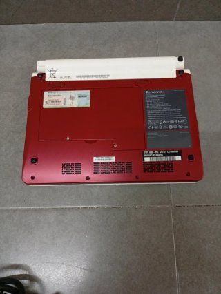 Lenovo portátil rojo con funda de motos