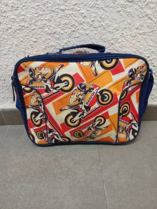 Lenovo portátil rojo con funda de motos