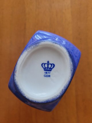 Vasetto in porcellana dipinto a mano