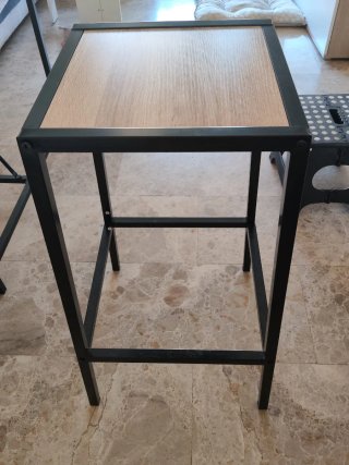 Mesa alta y 2 taburetes