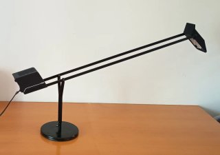 Lámpara de escritorio negra metal y plástico