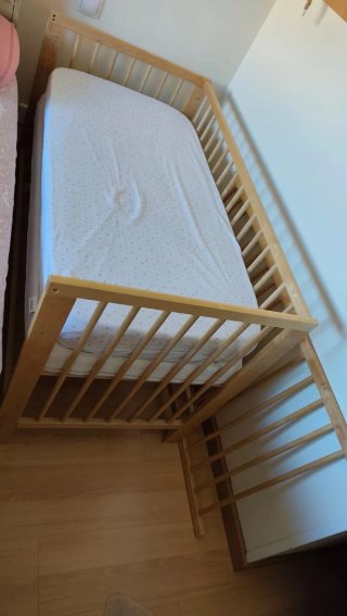 Cuna de madera + colchón + ropa de cama