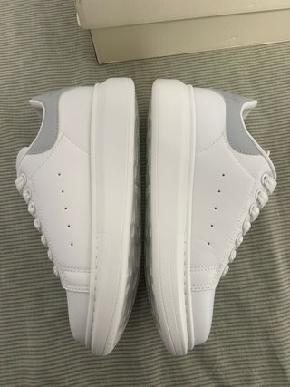 Alexander McQueen Blancas y Grises