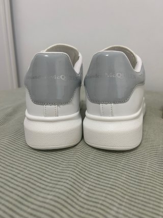 Alexander McQueen Blancas y Grises