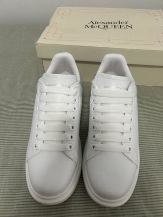 Alexander McQueen Blancas y Grises
