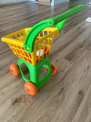 Carrito de la compra con alimentos. Molto
