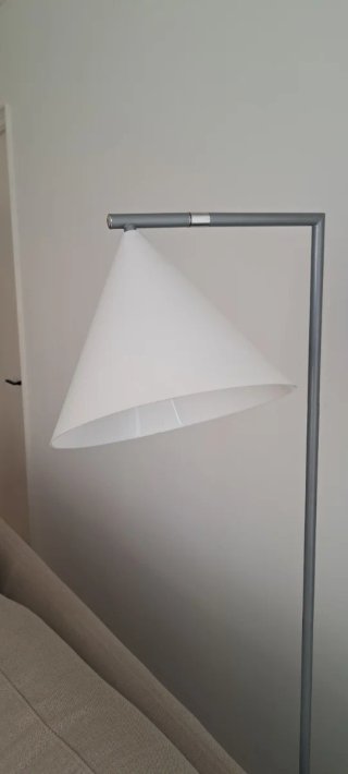 Lámpara de pie gris y blanca