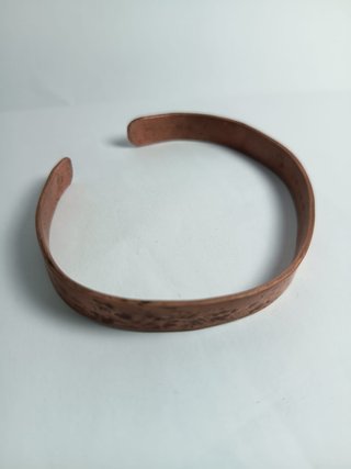 Brazalete de cobre rústico con pátina vintage