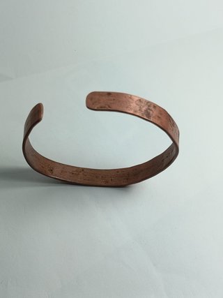 Brazalete de cobre rústico con pátina vintage