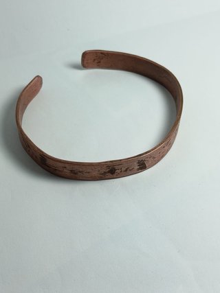 Brazalete de cobre rústico con pátina vintage