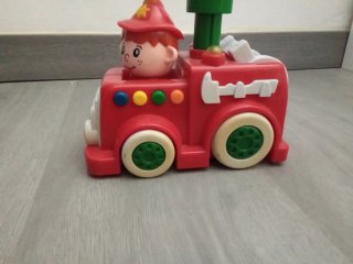 Tren de juguete rojo con figura