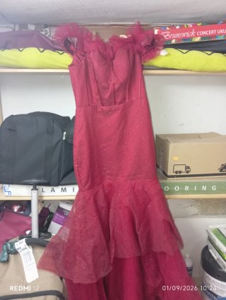 Vestido de gala rojo con brillo