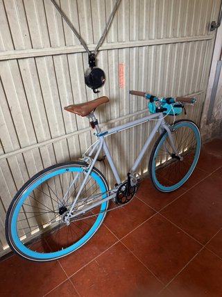 Bicicleta Fixie Gris con Ruedas Azules