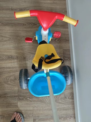 Triciclo infantil con manillar y palo para empujar
