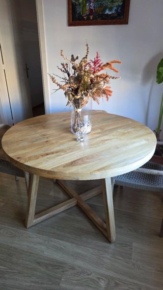 Mesa redonda de madera maciza.