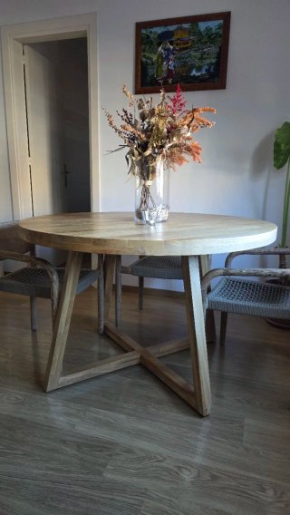 Mesa redonda de madera maciza.