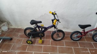Bicicleta infantil morada con ruedines