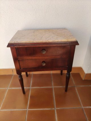 Mesita de noche de madera con mármol