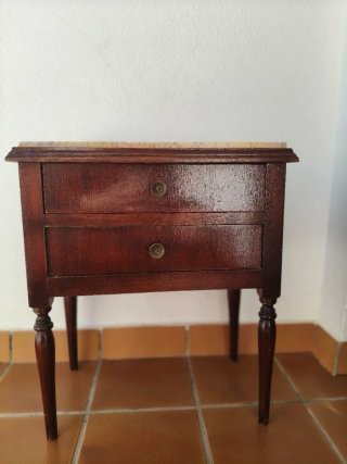 Mesita de noche de madera con mármol