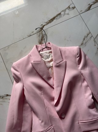 Blazer Zara rosa con piume