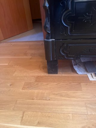 Cajonera antigua de madera y mármol